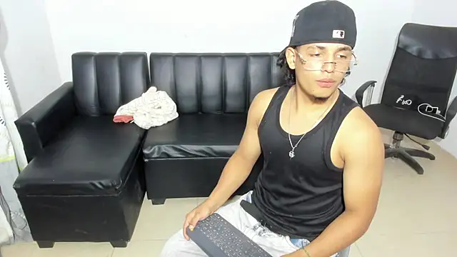 Snapshot of samxx_muscle chatting on 05/15/26, 04:58 samxx muscle online show from 05/15/26, 04:58