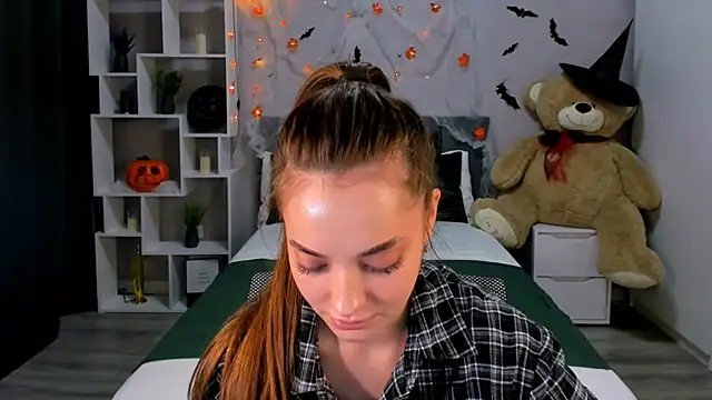 Snapshot of MelanieAlves chatting on 10/13/25, 02:28 MelanieAlves online show from 10/13/25, 02:28