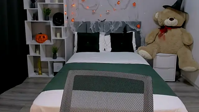 Snapshot of MelanieAlves chatting on 10/14/25, 12:28 MelanieAlves online show from 10/14/25, 12:28