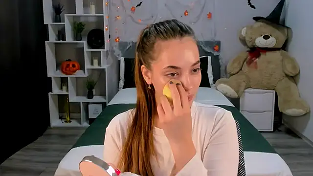 Snapshot of MelanieAlves chatting on 10/15/25, 12:38 MelanieAlves online show from 10/15/25, 12:38