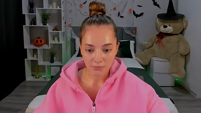 Snapshot of MelanieAlves chatting on 10/20/25, 05:57 MelanieAlves online show from 10/20/25, 05:57