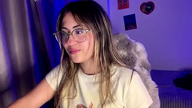 Snapshot of emma__bell_ chatting on 10/23/25, 10:52 emma  bell  online show from 10/23/25, 10:52