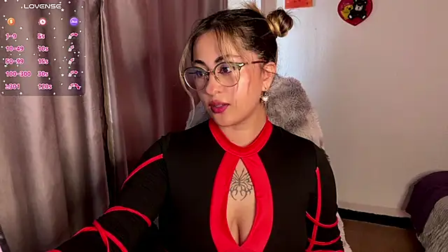 Snapshot of emma__bell_ chatting on 10/31/25, 08:21 emma  bell  online show from 10/31/25, 08:21