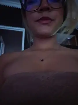 Snapshot of Pretty_roxxyy chatting on 04/26/26, 11:19 Pretty roxxyy online show from 04/26/26, 11:19