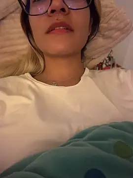 Snapshot of Pretty_roxxyy chatting on 06/07/26, 11:30 Pretty roxxyy online show from 06/07/26, 11:30