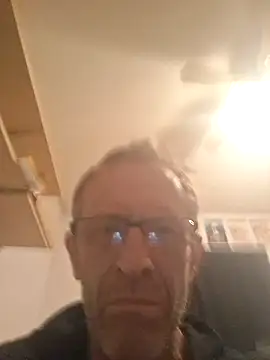 Snapshot of moasslicker chatting on 11/17/25, 02:50 moasslicker online show from 11/17/25, 02:50