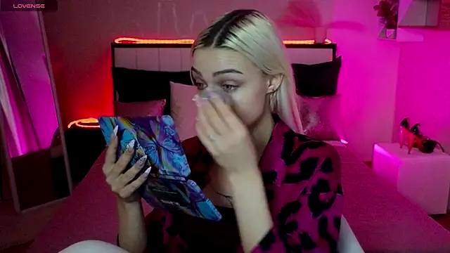 LinaLirian online show from 11/12/25, 01:44