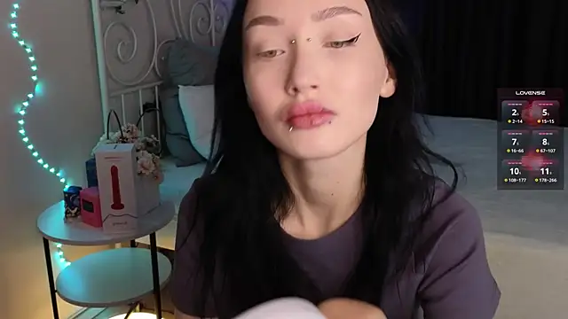 Snapshot of _holly_berry_ chatting on 10/04/25, 01:47  holly berry  online show from 10/04/25, 01:47