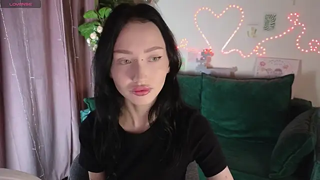 Snapshot of _holly_berry_ chatting on 10/05/25, 01:37  holly berry  online show from 10/05/25, 01:37