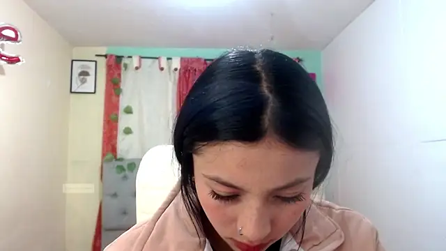 Snapshot of vale_miel chatting on 10/15/25, 11:49 vale miel online show from 10/15/25, 11:49