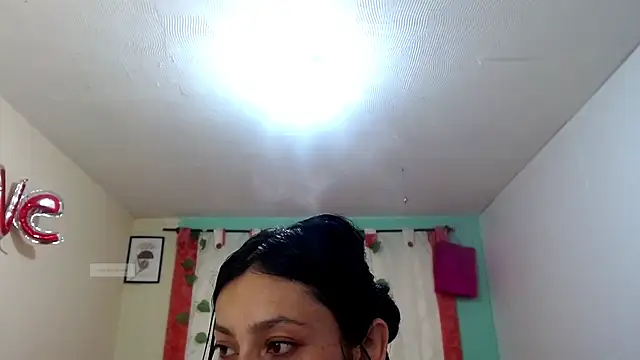 Snapshot of vale_miel chatting on 10/17/25, 06:10 vale miel online show from 10/17/25, 06:10