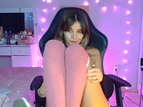 Snapshot of Isis-lavier chatting on 10/22/25, 04:57 Isis-lavier online show from 10/22/25, 04:57