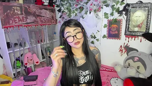 Snapshot of sarahminage_ chatting on 10/23/25, 10:52 sarahminage  online show from 10/23/25, 10:52