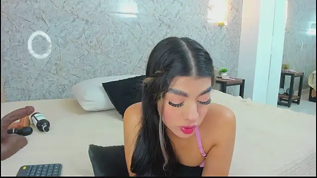 Snapshot of Antonella_west chatting on 06/11/26, 03:48 Antonella west online show from 06/11/26, 03:48