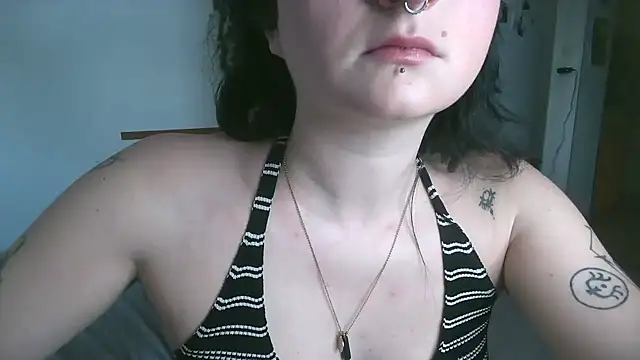 Snapshot of Violett3333 chatting on 10/23/25, 03:44 Violett3333 online show from 10/23/25, 03:44