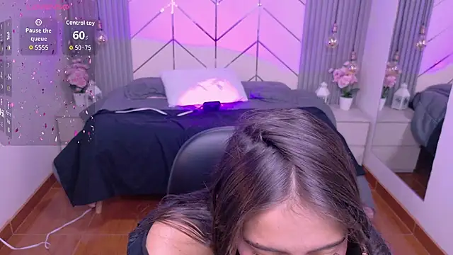 alesiamoore online show from 04/23/26, 07:38