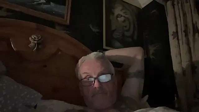 Snapshot of poggles chatting on 04/30/26, 08:37 poggles online show from 04/30/26, 08:37