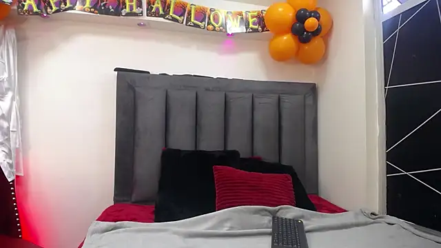 EmmaJhomson online show from 10/13/25, 08:09