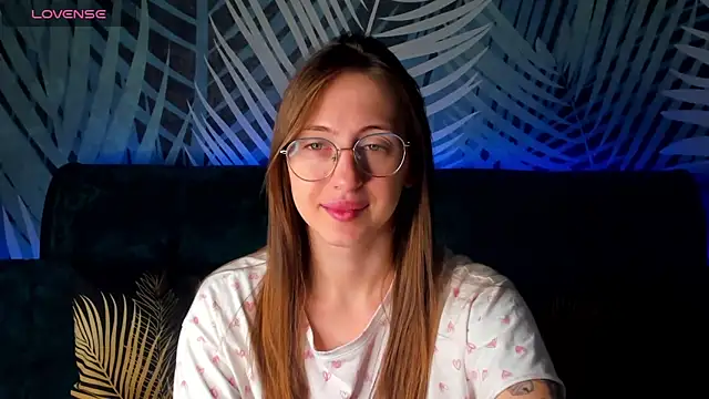 Snapshot of ChristyCrayme chatting on 10/12/25, 11:37 ChristyCrayme online show from 10/12/25, 11:37