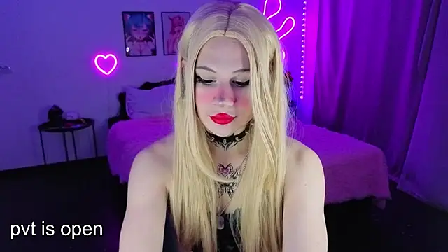 Snapshot of your_little_eva chatting on 10/05/25, 09:45 your little eva online show from 10/05/25, 09:45