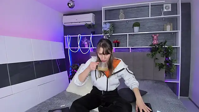 ChristyBrook online show from 04/11/26, 06:23