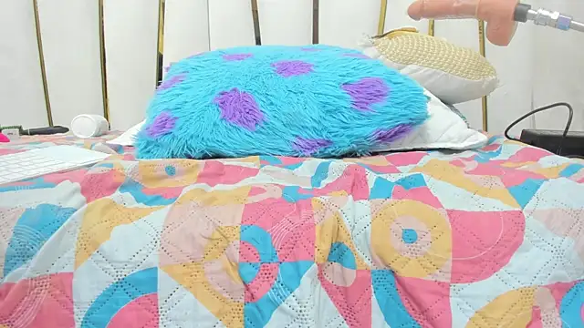 juliette pretty  online show from 12/16/25, 12:15