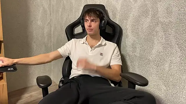 Snapshot of elliot_scott chatting on 10/11/25, 02:33 elliot scott online show from 10/11/25, 02:33