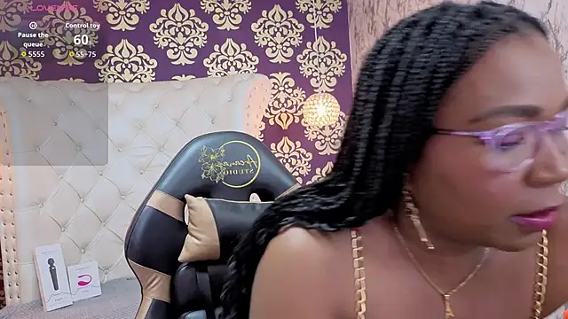 Snapshot of Tyra_Fox chatting on 09/30/25, 03:22 Tyra Fox online show from 09/30/25, 03:22