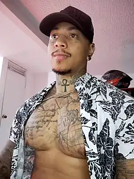 Snapshot of David_tatto1 chatting on 10/18/25, 04:15 David tatto1 online show from 10/18/25, 04:15