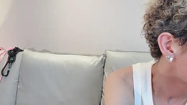 Snapshot of 19cmfuck18girl chatting on 07/18/26, 03:49 19cmfuck18girl online show from 07/18/26, 03:49