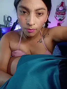 Snapshot of Fox_Roxxan chatting on 12/04/25, 03:38 Fox Roxxan online show from 12/04/25, 03:38