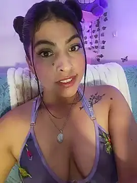 Snapshot of Fox_Roxxan chatting on 06/19/26, 02:27 Fox Roxxan online show from 06/19/26, 02:27
