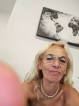 Snapshot of clarabell4 chatting on 06/17/26, 08:28 clarabell4 online show from 06/17/26, 08:28