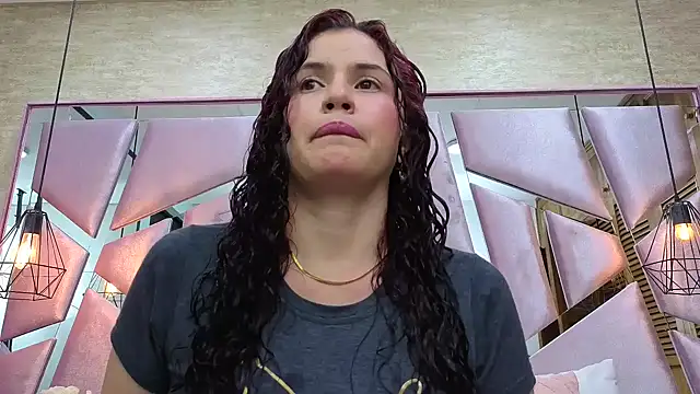 ThaliaCross online show from 12/19/25, 08:05