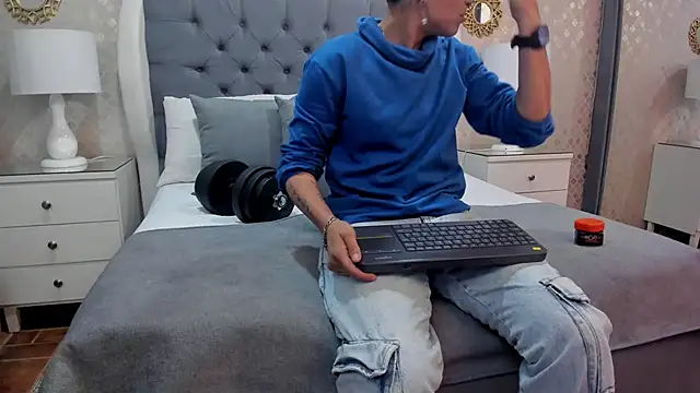 ZoeKrug online show from 09/13/25, 11:43