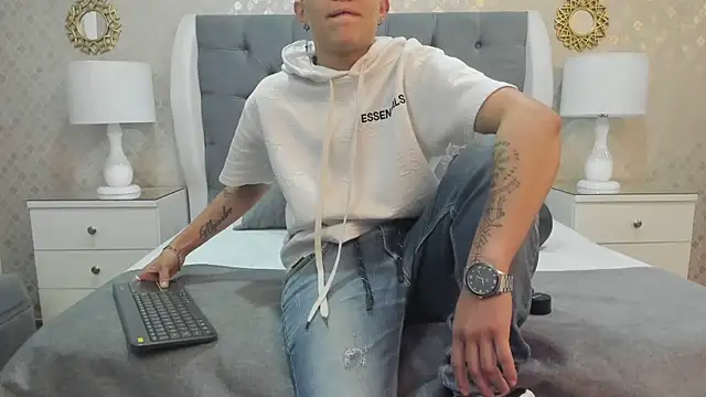 ZoeKrug online show from 09/30/25, 11:48