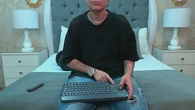 ZoeKrug online show from 11/09/25, 12:14