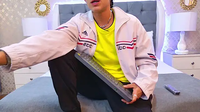 ZoeKrug online show from 11/18/25, 11:36