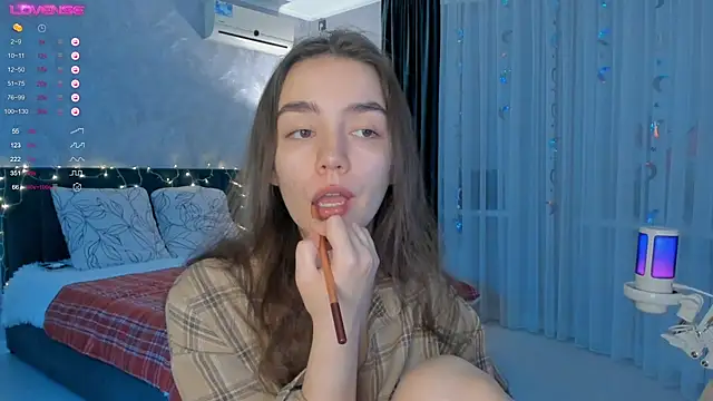Snapshot of sweete_chantal chatting on 10/19/25, 05:35 sweete chantal online show from 10/19/25, 05:35