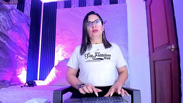 Agatha Pleasure online show from 04/18/26, 11:58