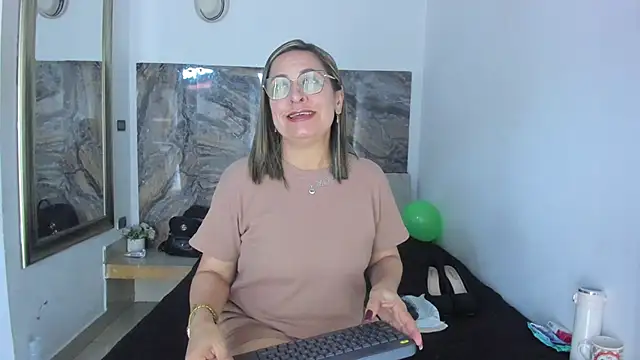 Snapshot of Agatha_Pleasure chatting on 06/16/26, 11:46 Agatha Pleasure online show from 06/16/26, 11:46