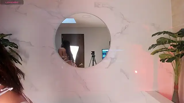 Bella Williiams online show from 10/11/25, 12:15