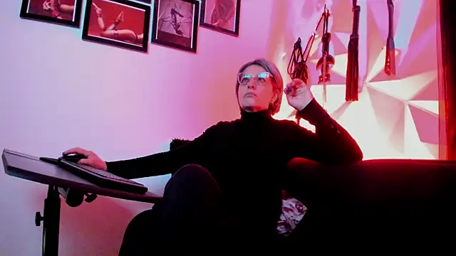 Snapshot of MistressNyx_cg chatting on 10/15/25, 02:28 MistressNyx cg online show from 10/15/25, 02:28