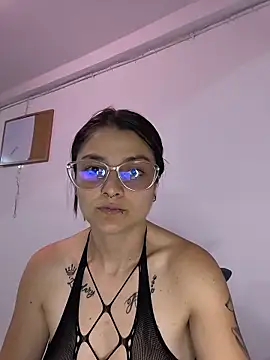 Snapshot of Coralinne__ chatting on 05/22/26, 01:02 Coralinne online show from 05/22/26, 01:02