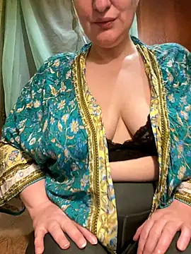 Snapshot of FetishIris chatting on 10/22/25, 05:56 FetishIris online show from 10/22/25, 05:56