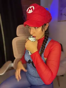 Dannaa Lovs online show from 10/31/25, 07:26