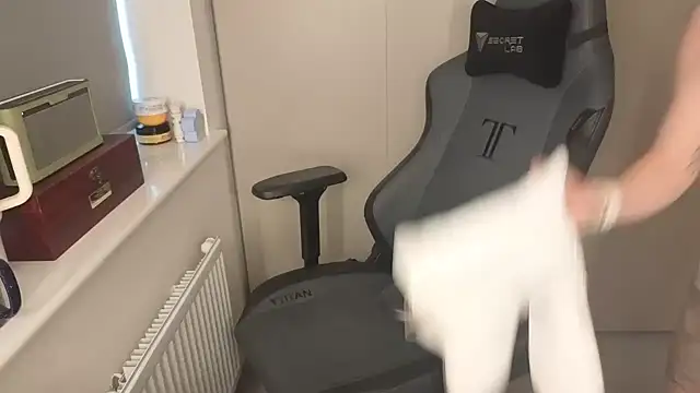 Snapshot of Lilly-Luscious chatting on 10/21/25, 03:02 Lilly-Luscious online show from 10/21/25, 03:02