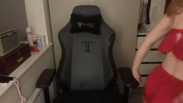 Snapshot of Lilly-Luscious chatting on 12/15/25, 06:56 Lilly-Luscious online show from 12/15/25, 06:56