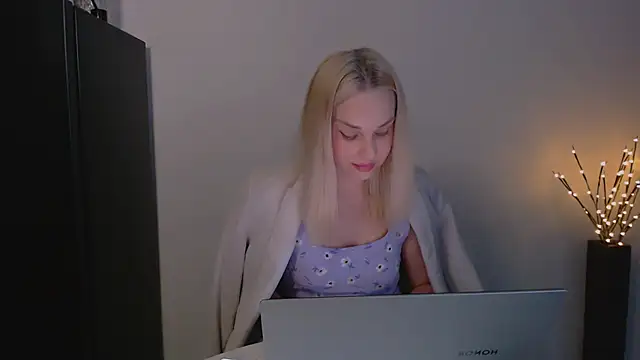 Snapshot of Lia_noo_regrets chatting on 05/08/26, 05:07 Lia noo regrets online show from 05/08/26, 05:07