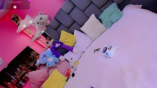 Snapshot of ShantyMillan chatting on 10/14/25, 01:23 ShantyMillan online show from 10/14/25, 01:23